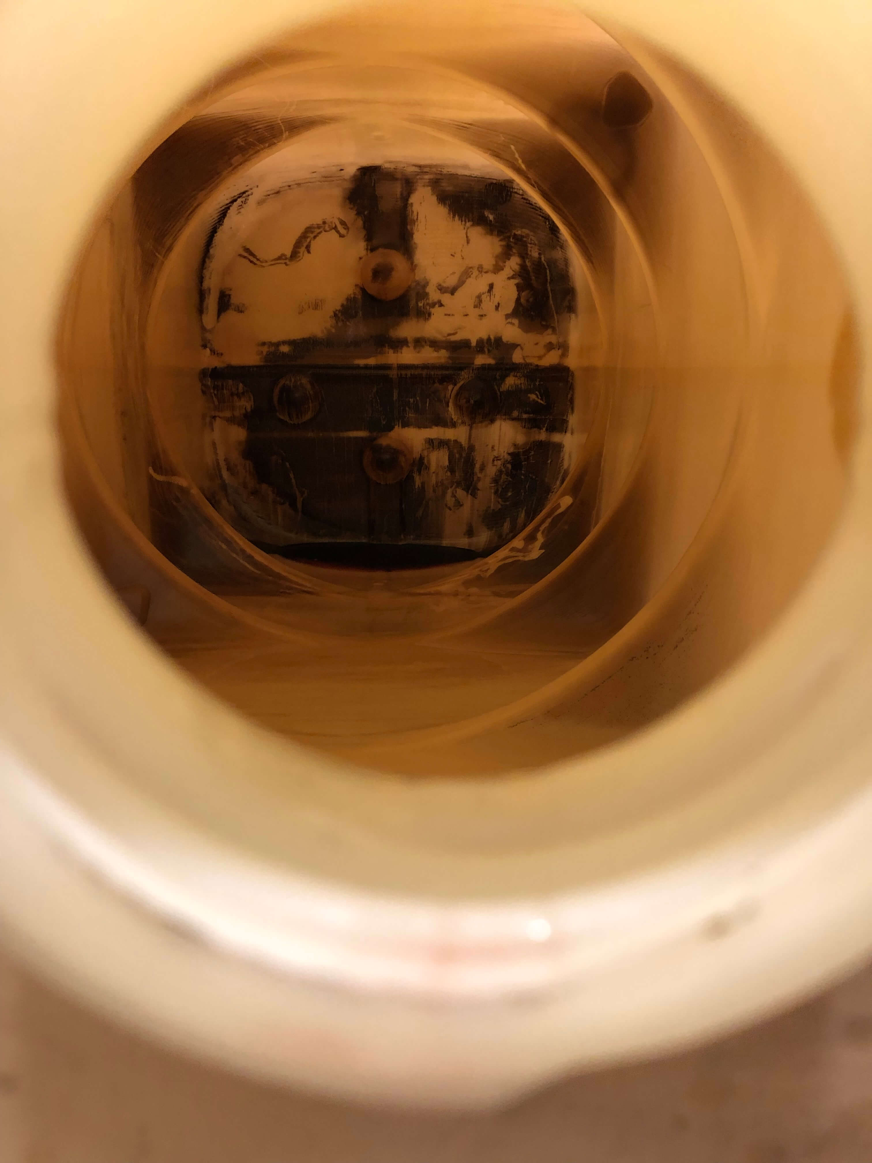 Brudny zbiornik jednopłaszczowy